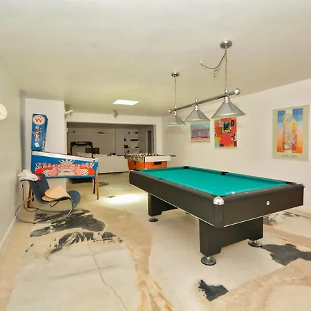 Art With Pool Vakantiehuis